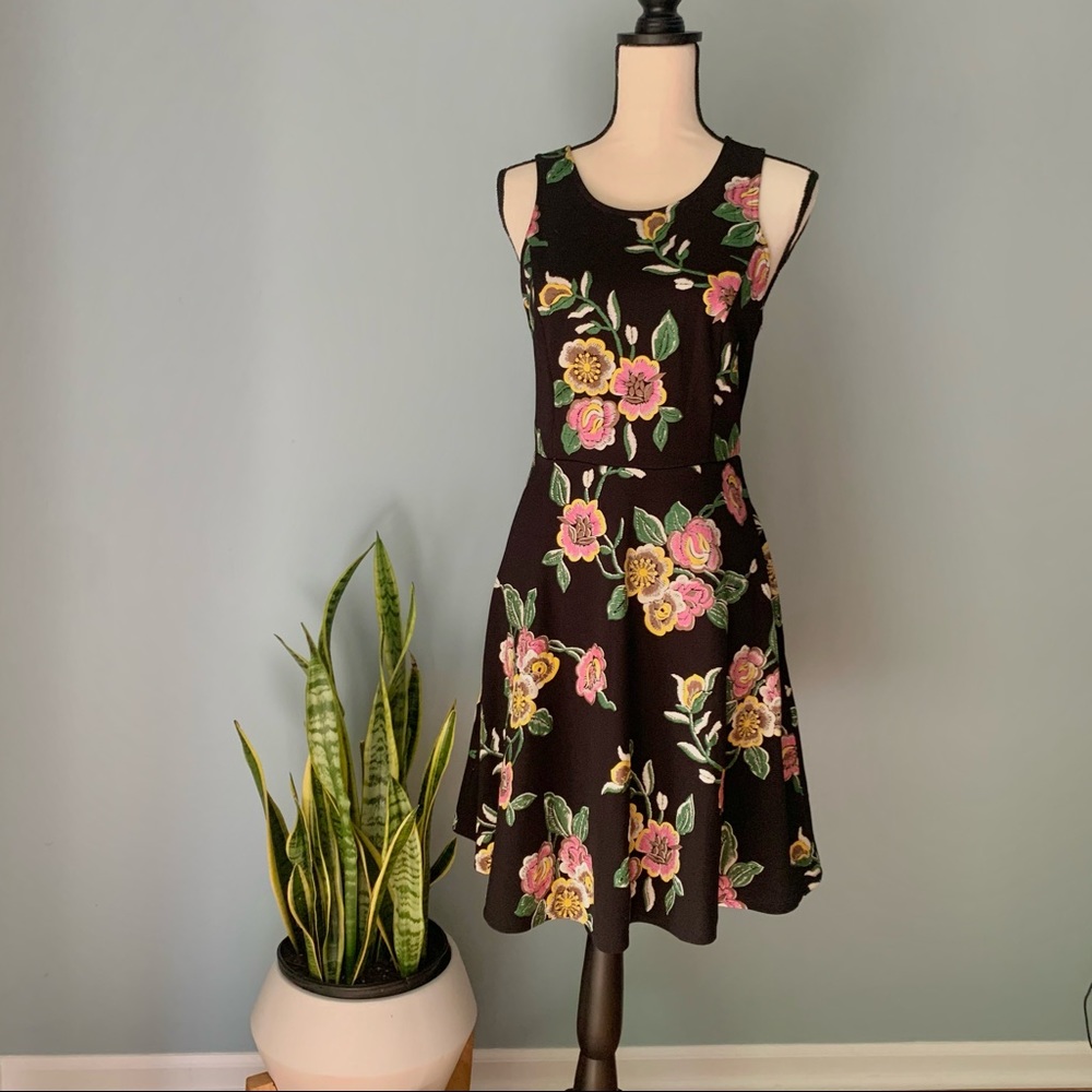 Soprano • Floral Embroidered-look Dress • Large